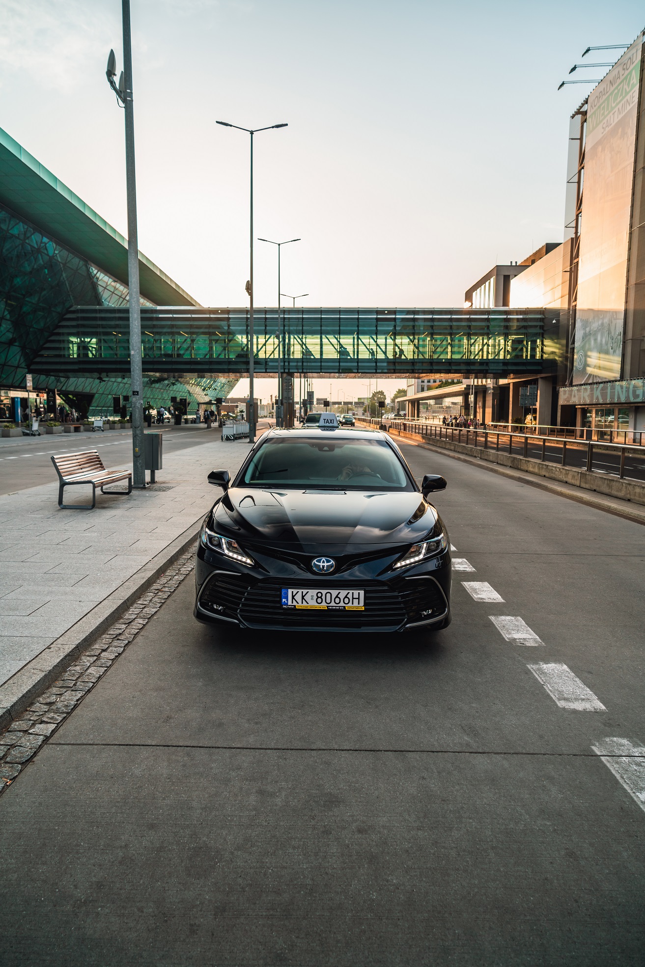 Toyota Camry Departner przy lotnisku Kraków Balice