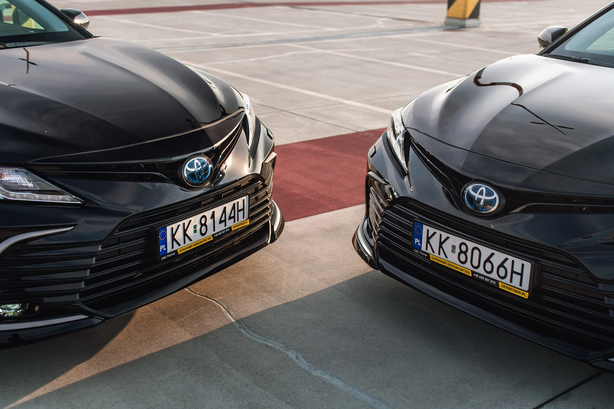 Dwa auta Departner - flota Uber