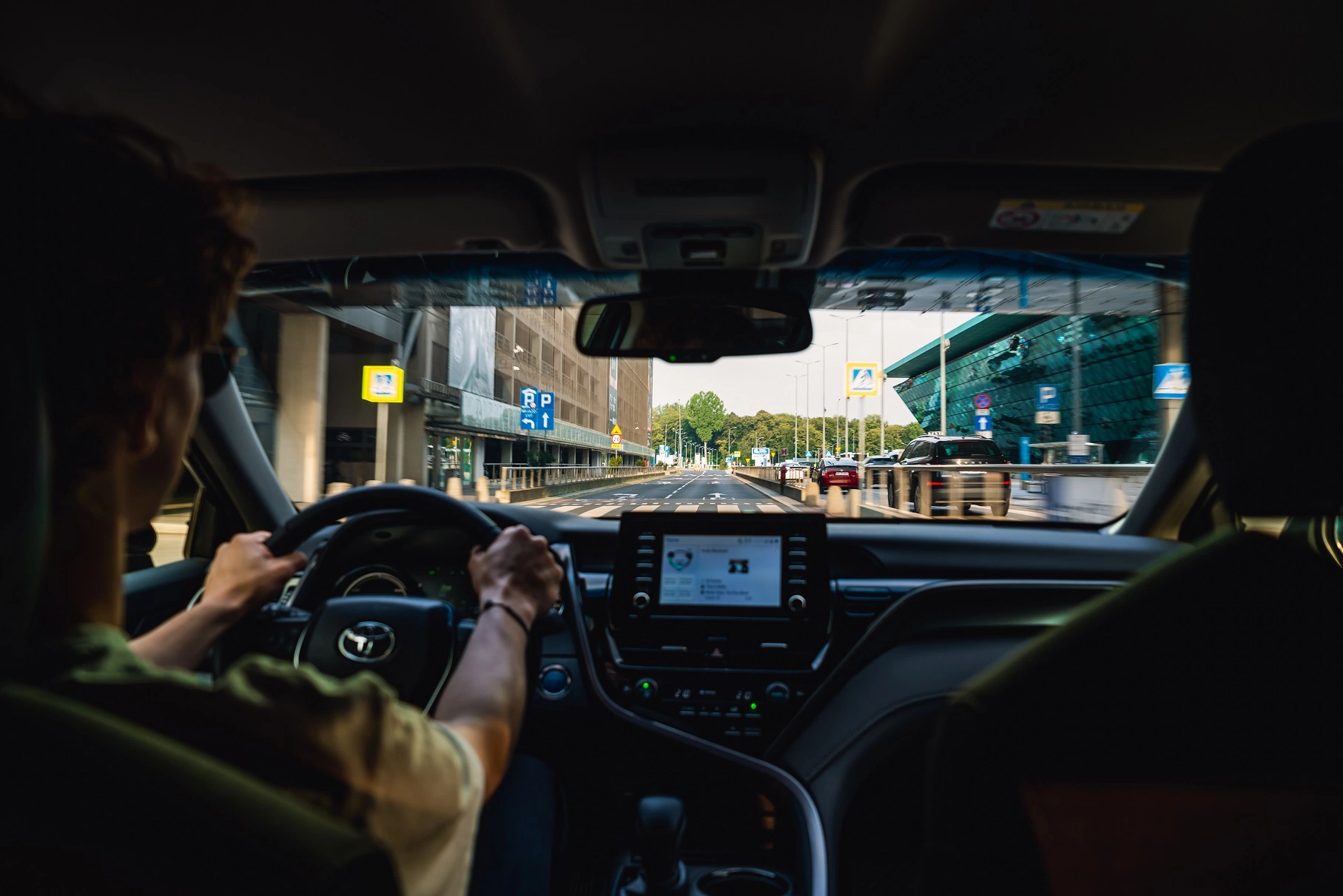 Wnętrze auta - kierowca Uber Departner