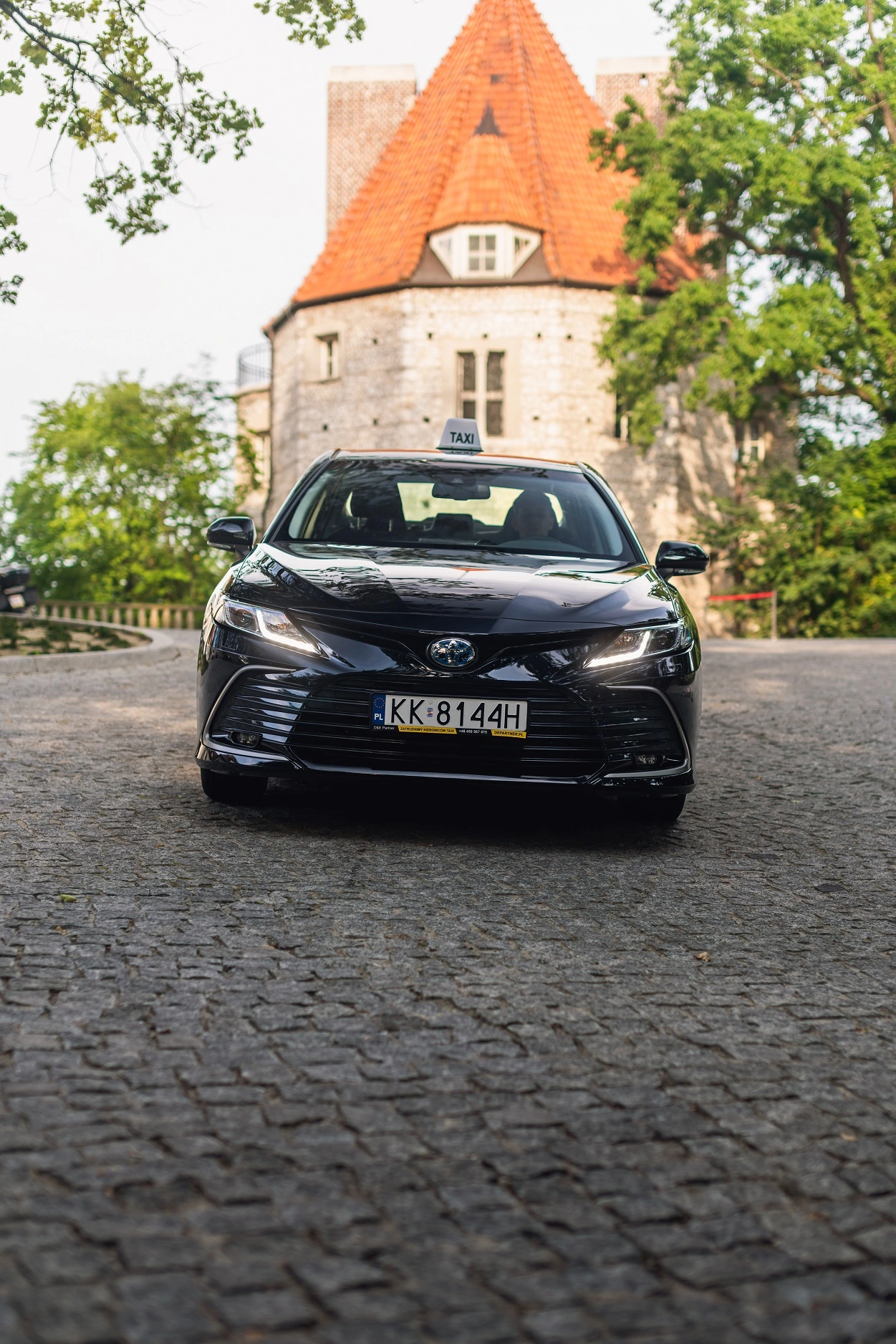 Toyota Camry Departner przy zamku